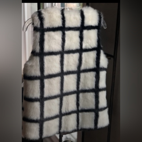 Girls size 10/12 Cherokee brand black/white windowpane fur vest. 🔥 - Picture 4 of 6